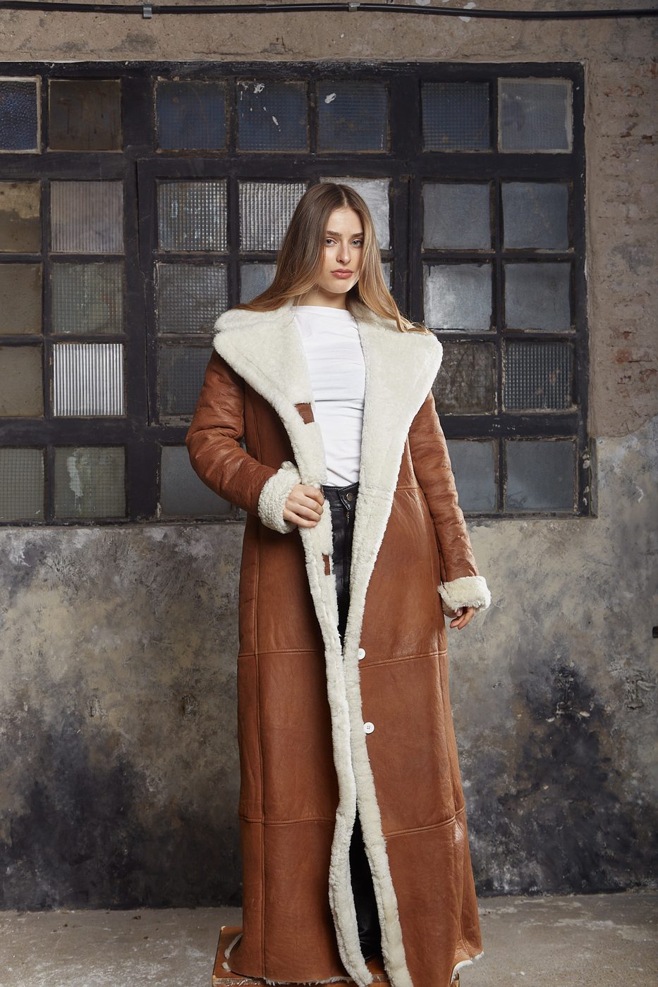 Campaña MV Leather Studio — tapado largo napalán